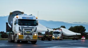 90 Windenergieanlagen für das Projekt "Snowtown II": Allein die Rotorblätter ergäben hintereinander aufgereiht einen Konvoi von über 13 Kilometern Länge.

90 wind turbines for Snowtown II wind farm: If you laid out the rotor blades alone end to end they would form a road train about 13km long.